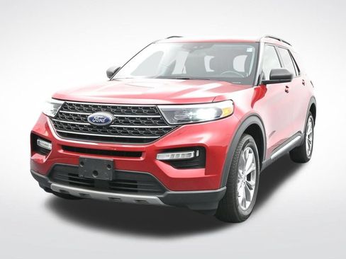 Used 2022 Ford Explorer XLT w/ Equipment Group 202A AWD/4WD image 2