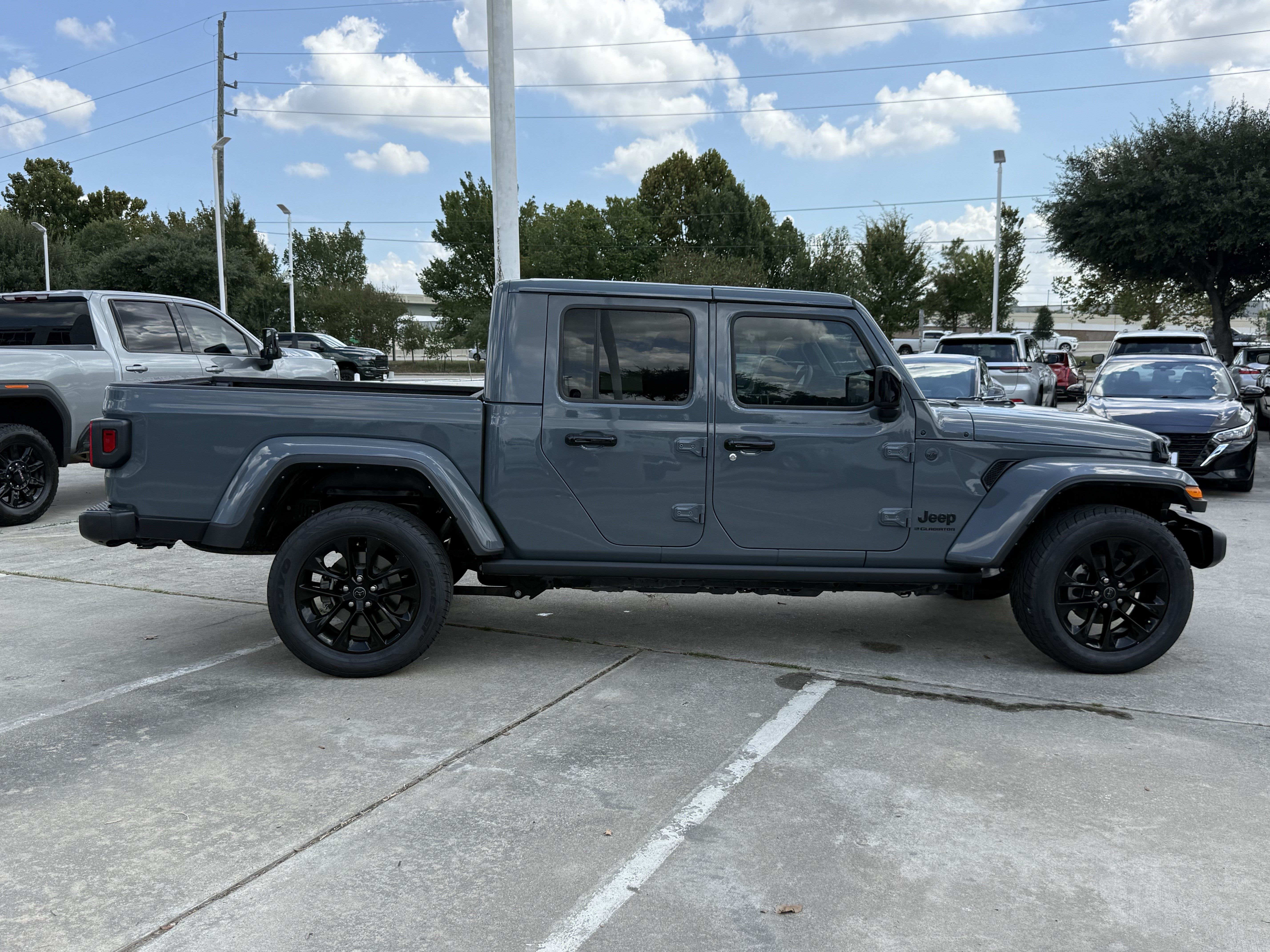 Used 2024 Jeep Gladiator Sport AWD/4WD image 3