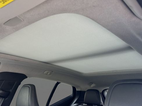 Used 2020 Volvo XC40 T4 Momentum w/ Premium Package image 31