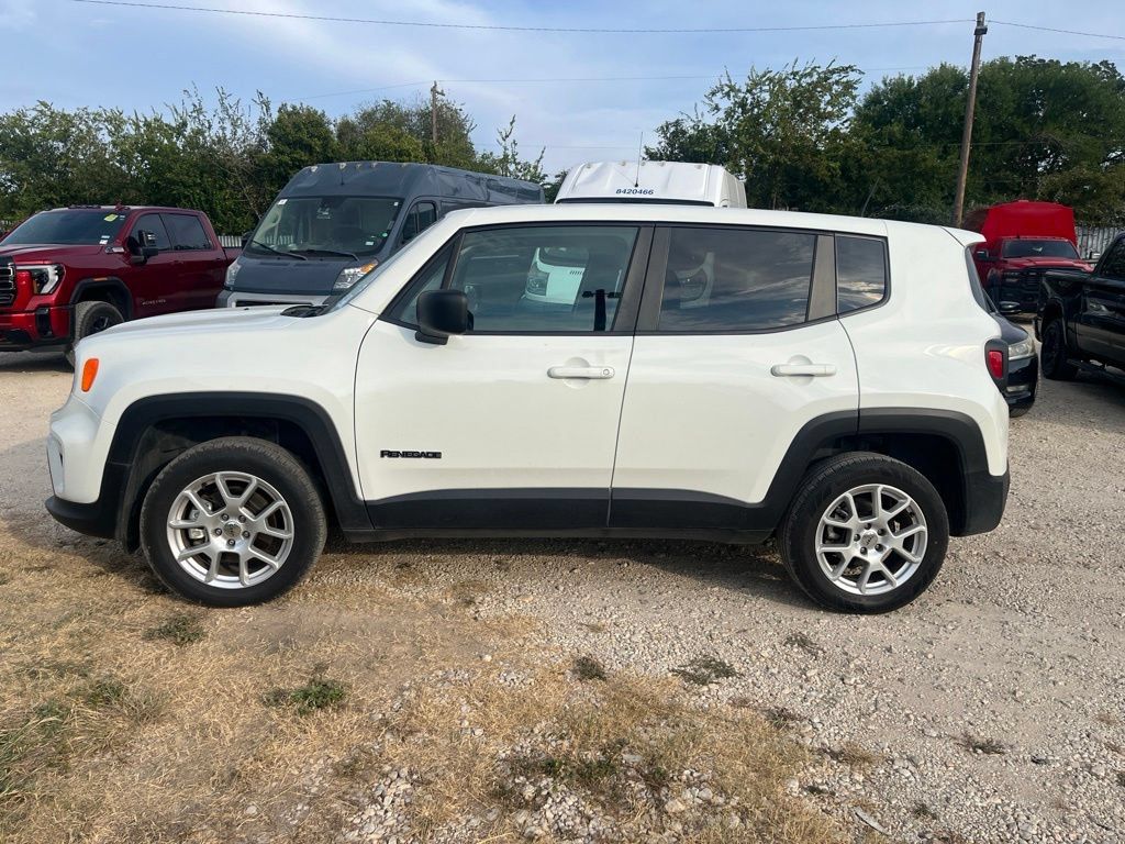 Used 2023 Jeep Renegade Latitude AWD/4WD image 4