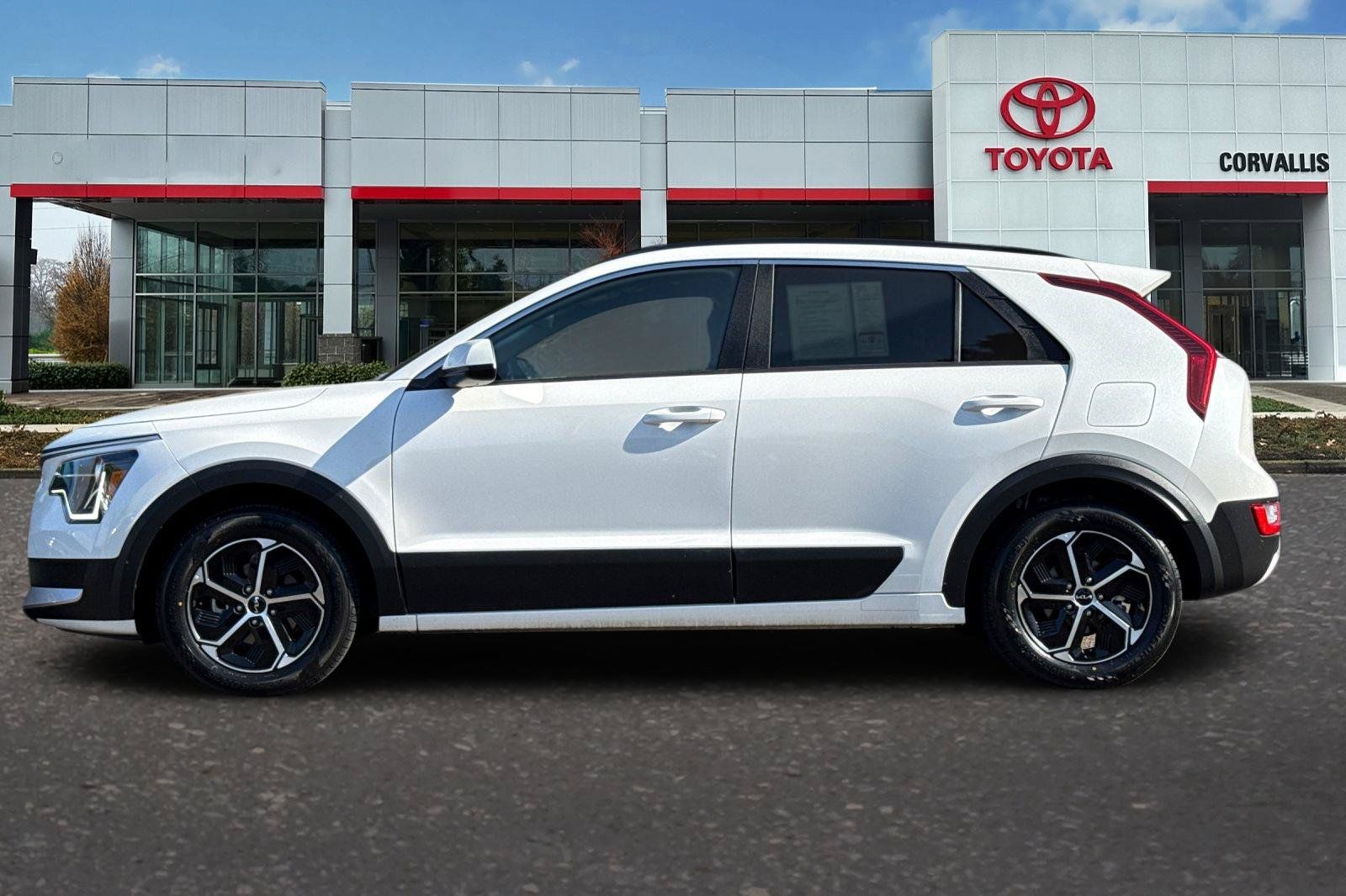 Used 2025 Kia Niro LX FWD image 7