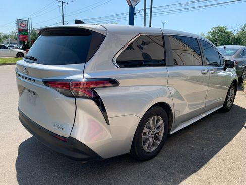 Used 2022 Toyota Sienna XLE AWD/4WD image 7