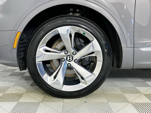 Used 2025 Bentley Bentayga Extended Wheelbase image 9