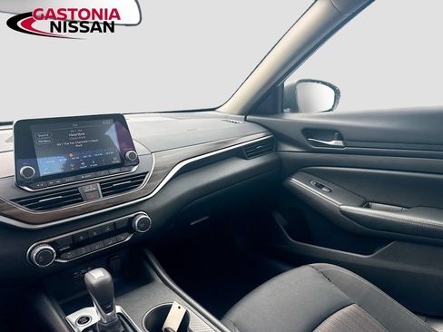 Used 2025 Nissan Altima 2.5 SV FWD image 30