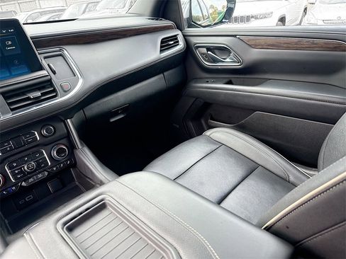 Used 2023 Chevrolet Suburban Premier image 25