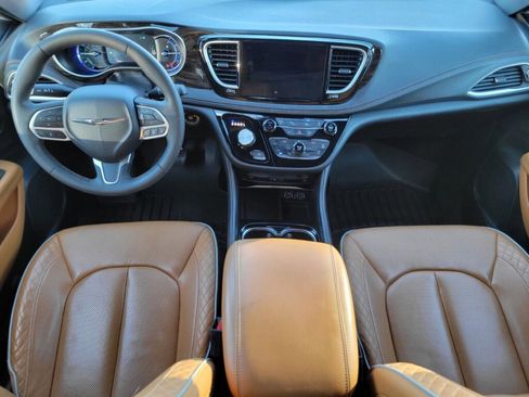 Used 2023 Chrysler Pacifica Pinnacle image 10