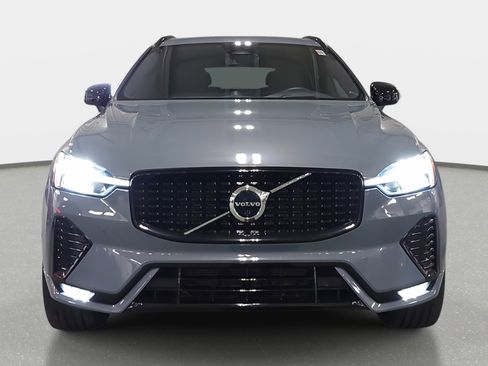 Used 2022 Volvo XC60 B6 R-Design w/ Advanced Package image 2