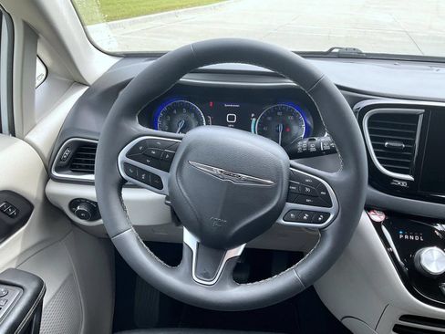 Used 2022 Chrysler Pacifica Touring-L FWD image 11