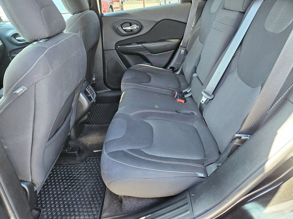 Used 2017 Jeep Cherokee Latitude w/ Cold Weather Group AWD/4WD image 11