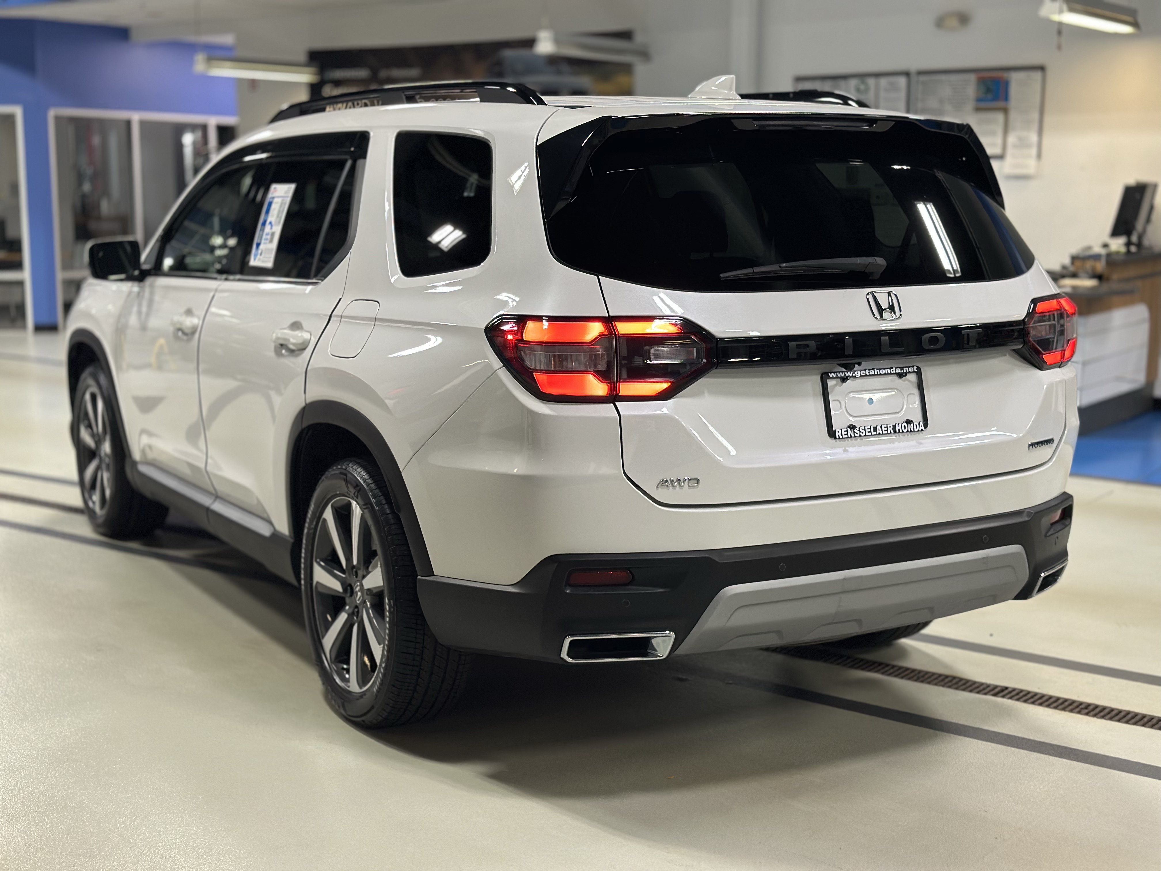 Used 2023 Honda Pilot Touring image 9