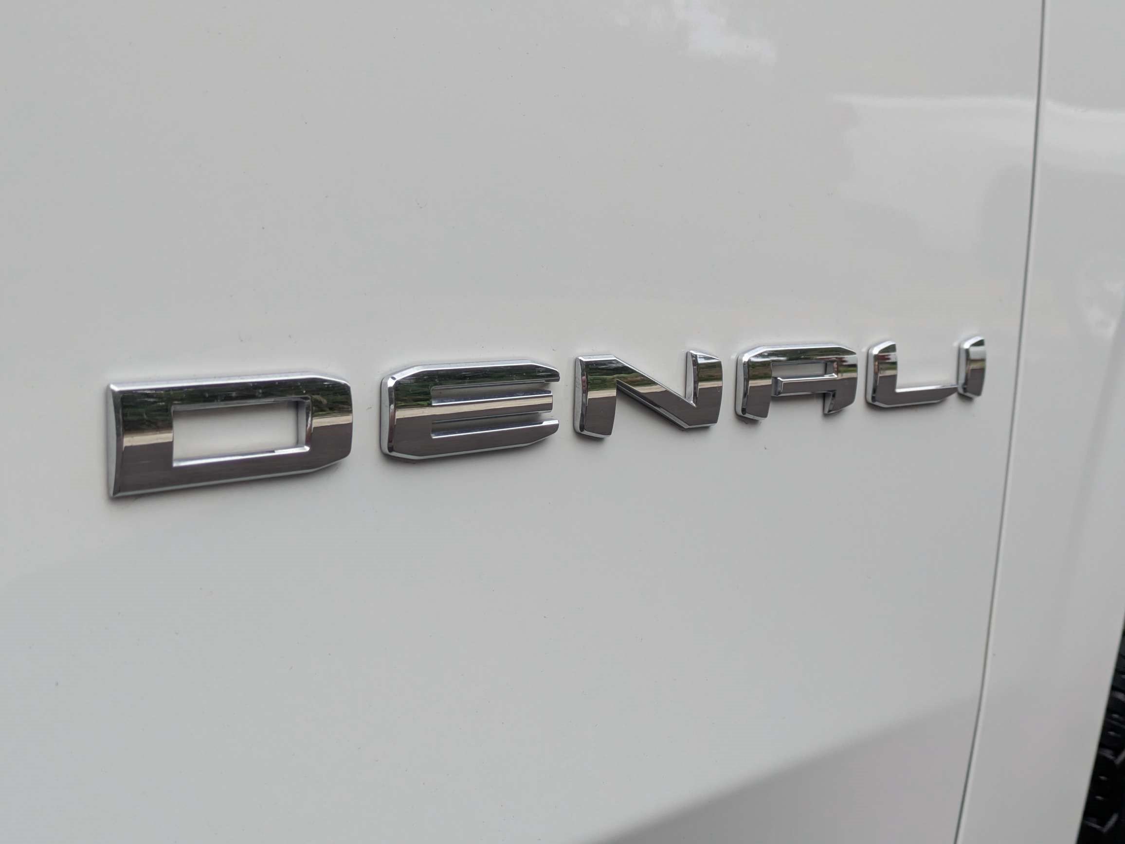 Used 2025 GMC Yukon XL Denali AWD/4WD image 11