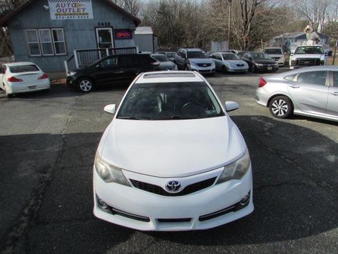 Used 2014 Toyota Camry SE image 3