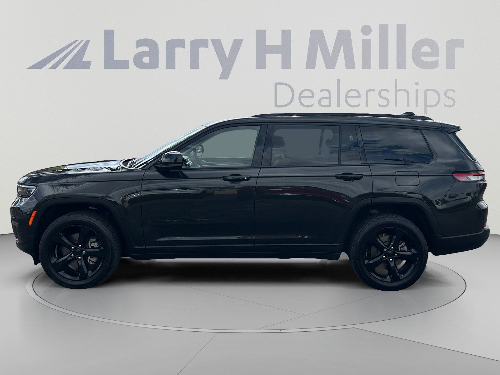 Used 2022 Jeep Grand Cherokee L Limited w/ Black Appearance Package AWD/4WD image 2