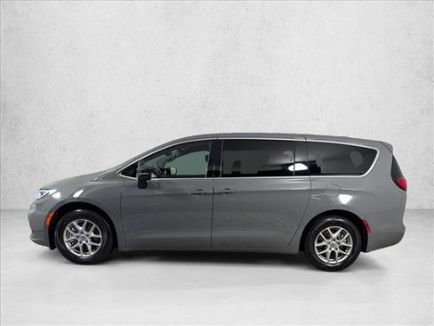 Used 2025 Chrysler Pacifica Select FWD image 6