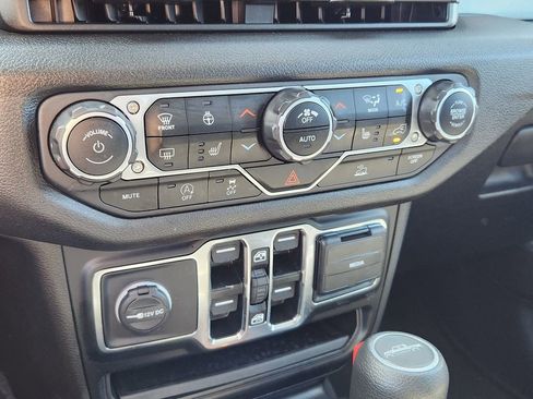 Used 2024 Jeep Gladiator Sport image 25