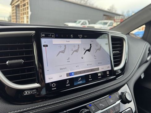 New 2026 Chrysler Pacifica Select image 18