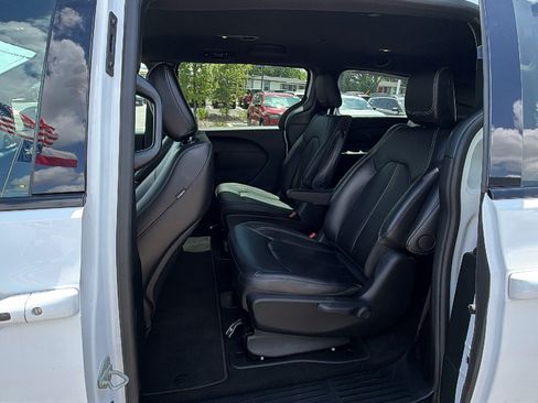 Used 2024 Chrysler Pacifica Limited FWD image 14