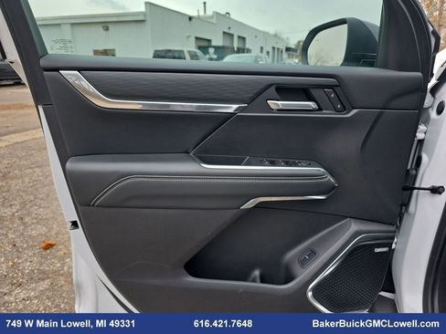 Used 2025 GMC Acadia Elevation image 29