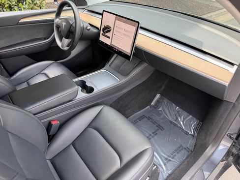 Used 2023 Tesla Model Y Long Range image 32