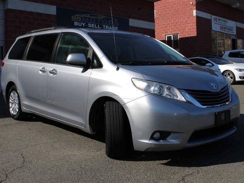 Used 2013 Toyota Sienna XLE w/ Entertainment Pkg FWD image 7
