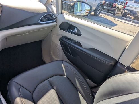 Used 2024 Chrysler Pacifica Touring-L image 18