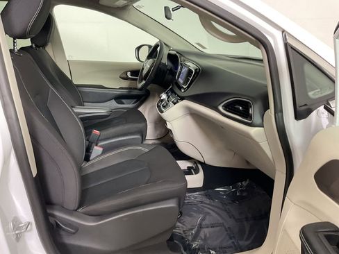 Used 2022 Chrysler Voyager LX image 25