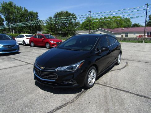 Used 2017 Chevrolet Cruze LT w/ Convenience Package FWD image 3