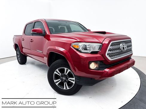 Used 2017 Toyota Tacoma TRD Sport image 1