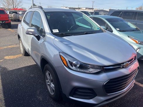 Used 2022 Chevrolet Trax LT w/ Driver Confidence Package image 2