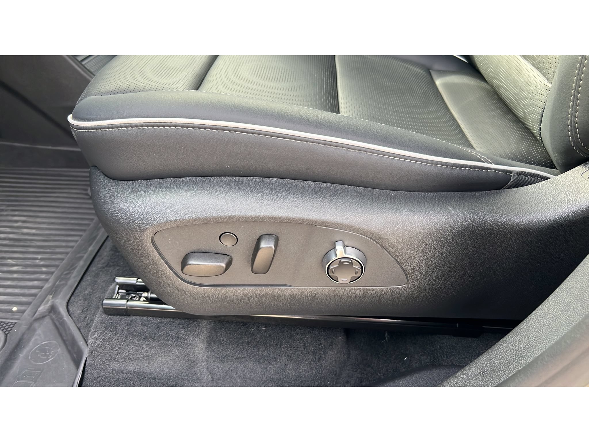 Certified 2026 Buick Enclave Avenir w/ Super Cruise Package AWD/4WD image 25