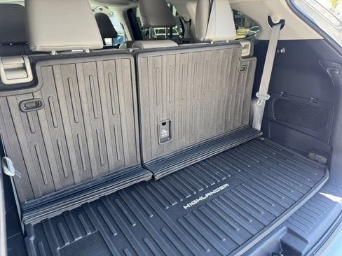 Used 2022 Toyota Highlander XLE FWD image 25