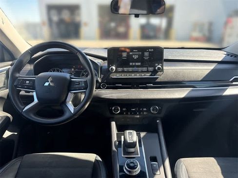 Used 2024 Mitsubishi Outlander SE image 17