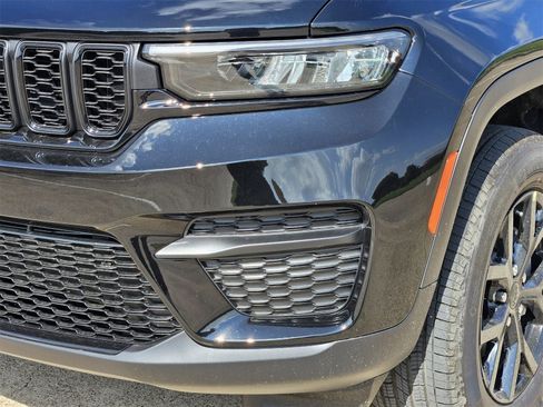 New 2025 Jeep Grand Cherokee Altitude image 8