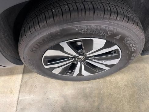 Certified 2025 Volkswagen Atlas SE FWD image 6
