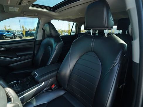 Used 2022 Toyota Highlander XLE image 37