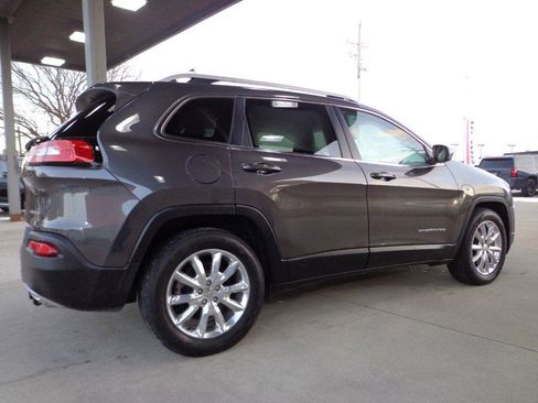 Used 2017 Jeep Cherokee Limited image 4