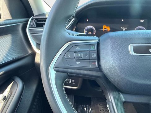 Used 2023 Jeep Grand Cherokee Laredo image 29