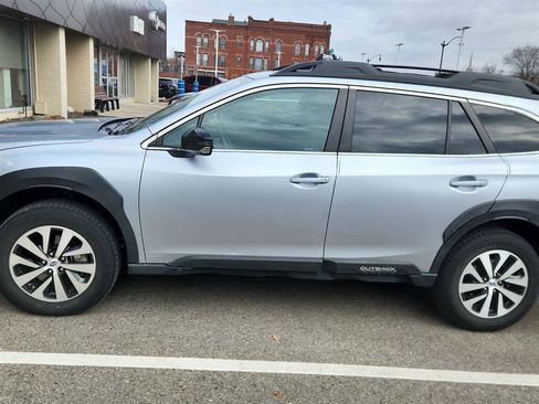 Used 2023 Subaru Outback Premium image 16