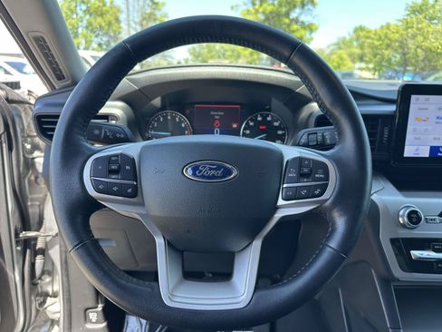 Used 2023 Ford Explorer XLT AWD/4WD image 12