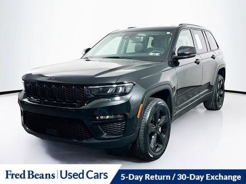 Used 2023 Jeep Grand Cherokee Limited w/ Black Appearance Package image 3