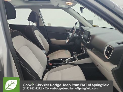 Used 2025 Hyundai Venue SEL FWD image 31