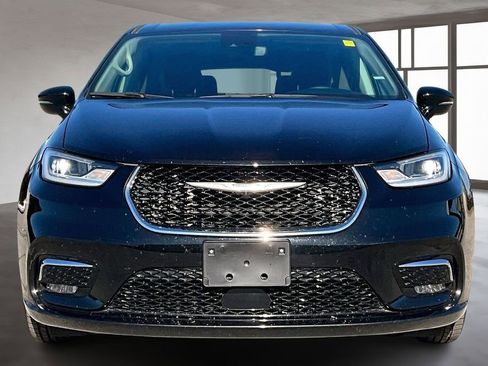 Used 2024 Chrysler Pacifica Touring-L image 2