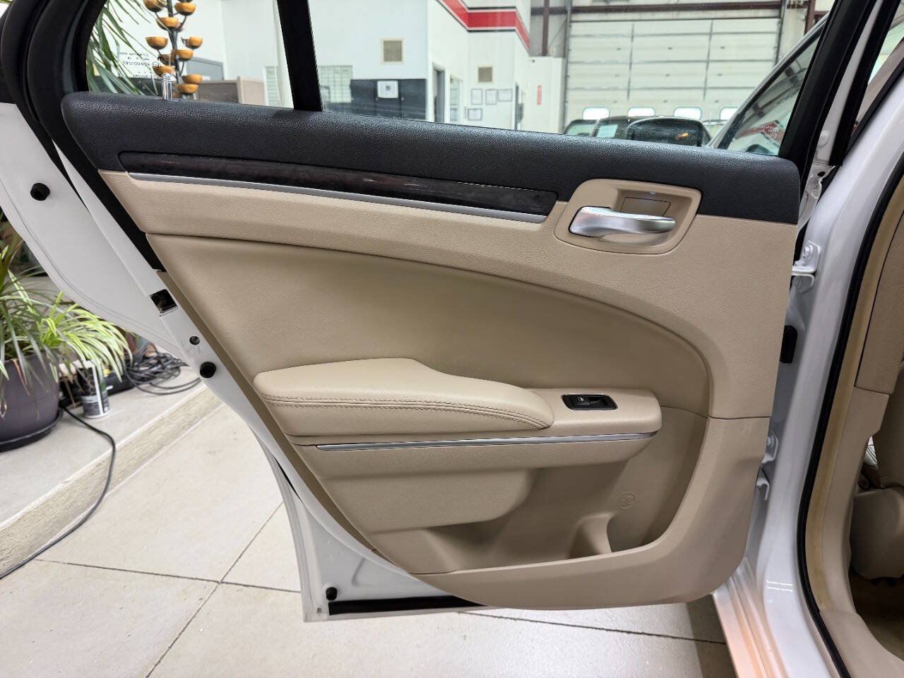 Used 2014 Chrysler 300 w/ Driver Convenience Group RWD image 12