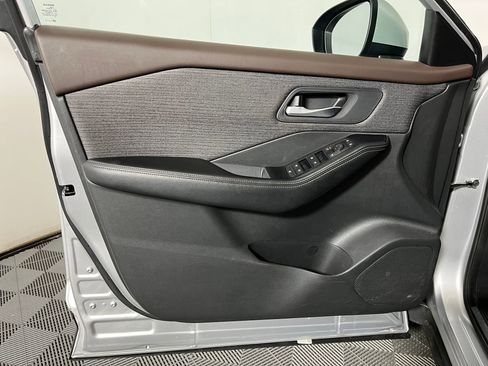 Used 2023 Nissan Rogue SV image 16