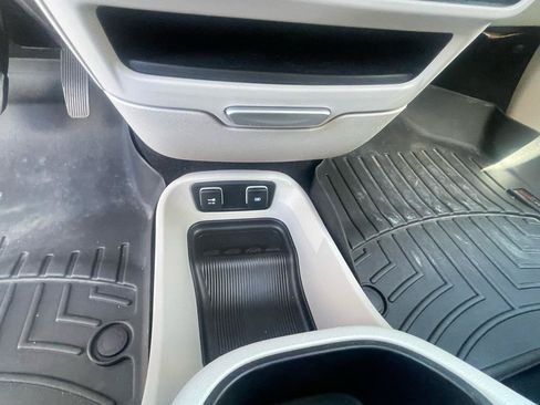 Used 2017 Chrysler Pacifica Limited w/ Advanced Safetytec Group FWD image 15