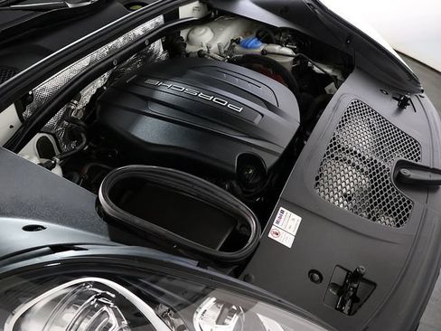 Used 2017 Porsche Macan AWD/4WD image 35