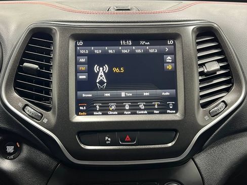 Used 2019 Jeep Cherokee Trailhawk AWD/4WD image 25