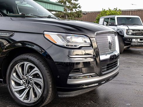 Used 2023 Lincoln Navigator Reserve AWD/4WD image 3