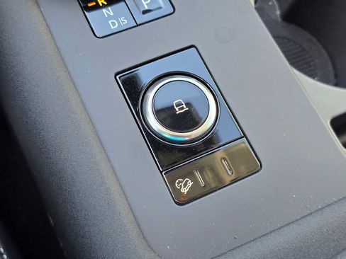 Used 2025 Land Rover Discovery Dynamic SE image 33