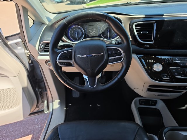 Used 2017 Chrysler Pacifica Touring-L FWD image 13